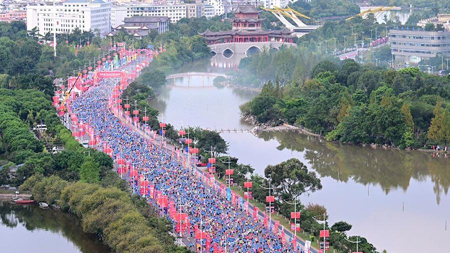 一起在国歌声中“前进”！两万名跑者齐聚聂耳故乡踏歌奔跑