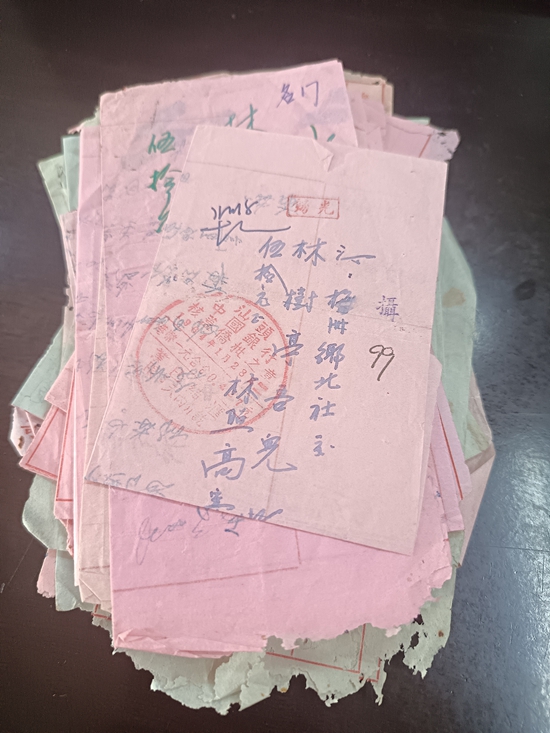 2026年9月10日上午,汕头市民最新捐赠的37封“侨批”。汕头市侨批文物馆供图