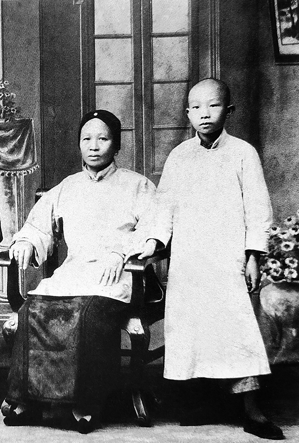 1923年11岁的聂耳与母亲彭寂宽合影。(资料图片)