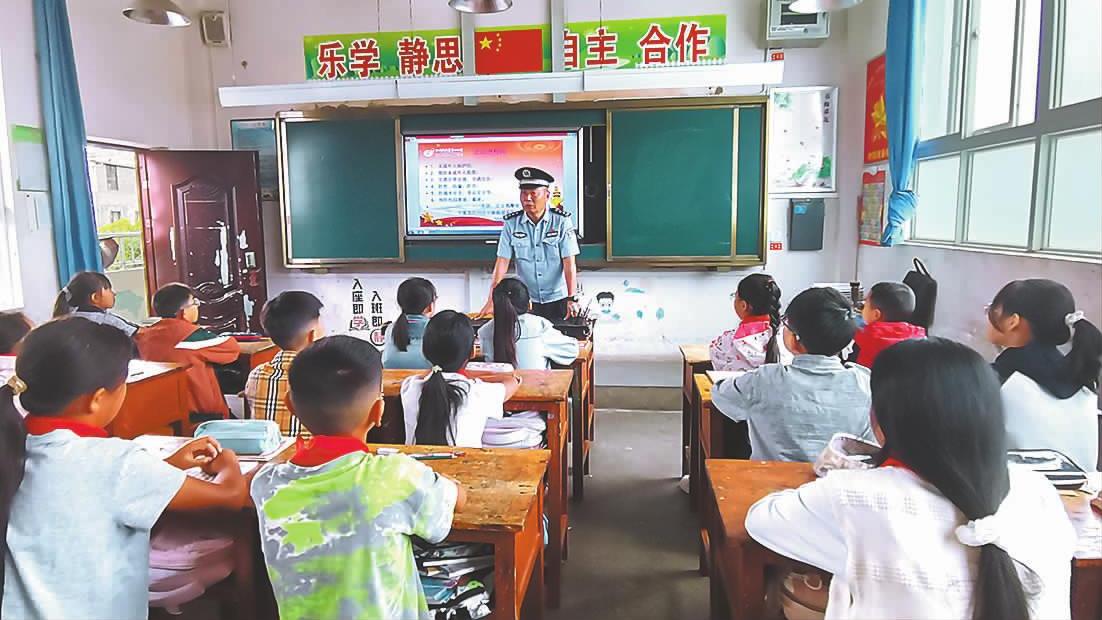 民警汪文勇：从政工室主任到社区民警