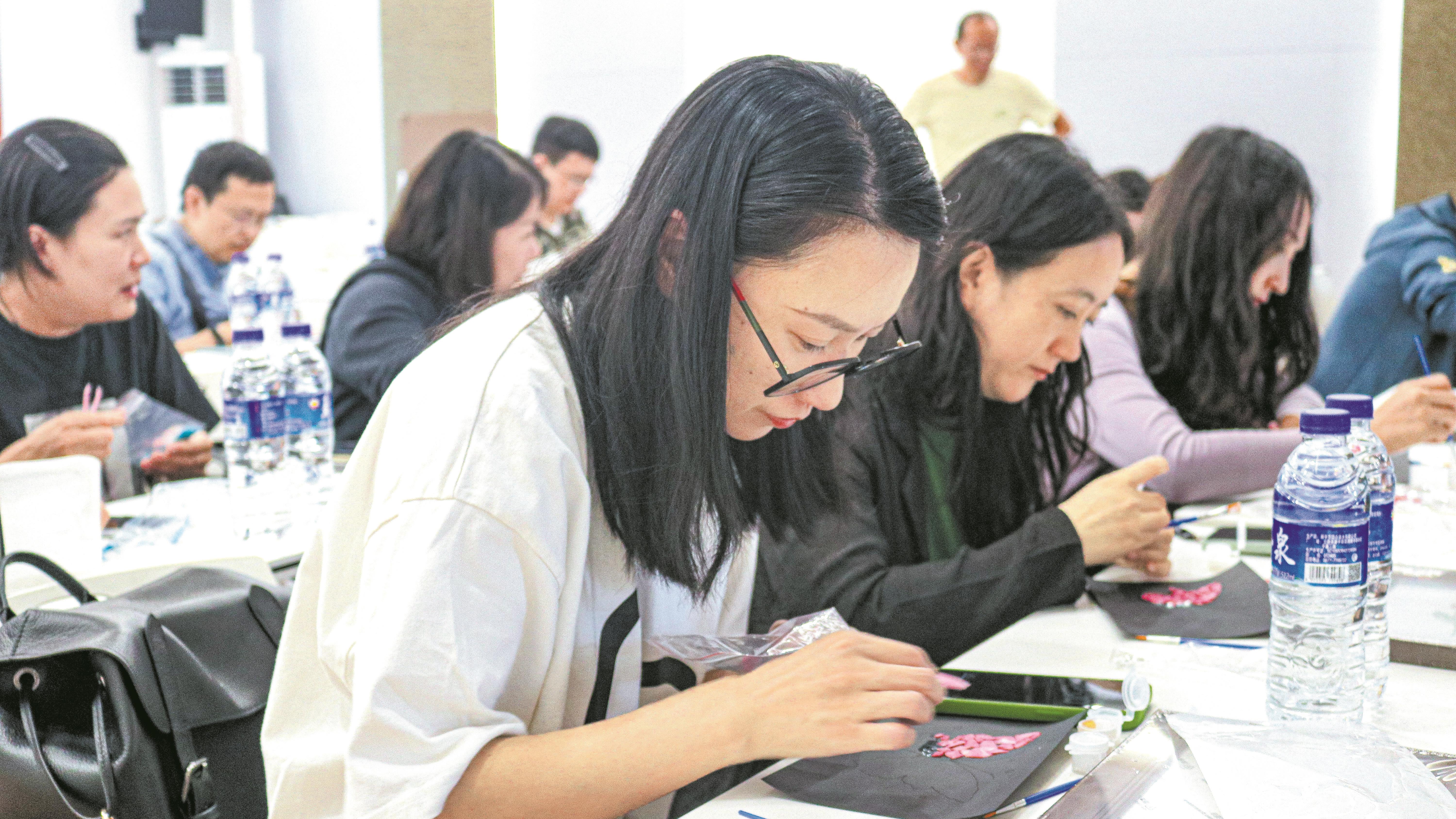 玉溪市图书馆举办非遗螺钿雅阅沙龙手作体验活动