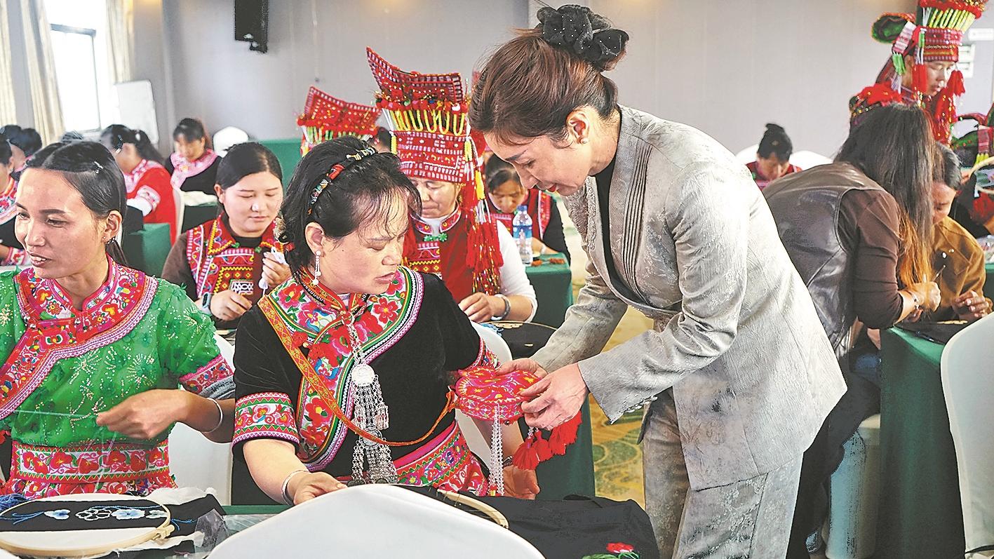 培育乡村工匠 传承彝绣非遗
